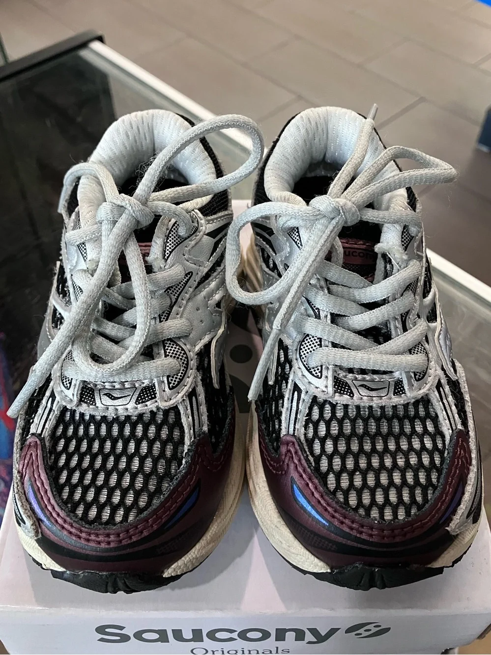 Saucony ProGrid Omni 9 Big Kid Black Silver Burgundy Size 6C